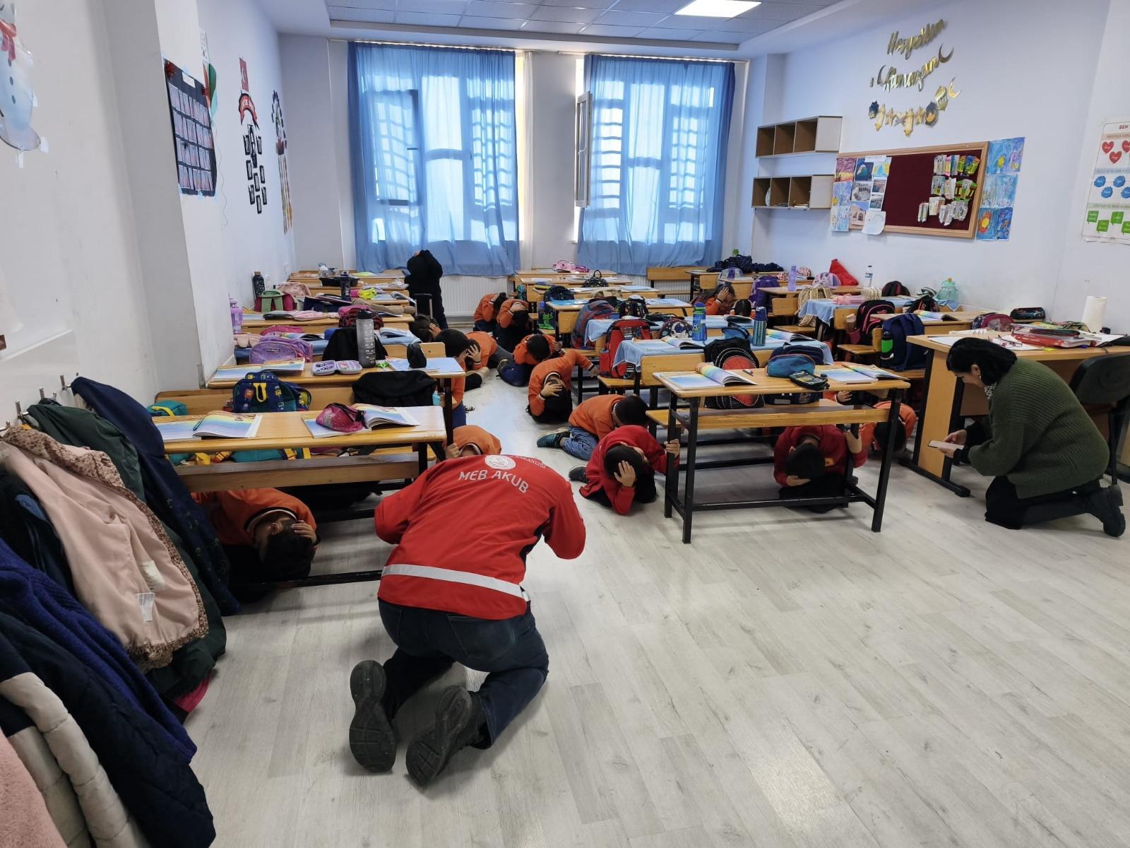 Okullarda Deprem Tatbikatı Düzenlendi