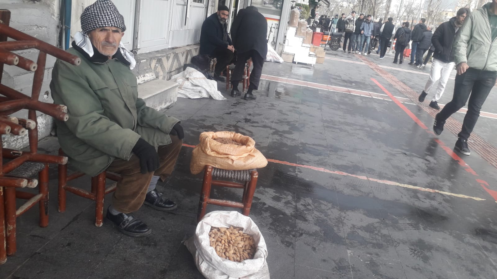 Gerçüş’ten Batman’a Gelip Sumak ve Badem Satarak Geçimini Sağlıyor