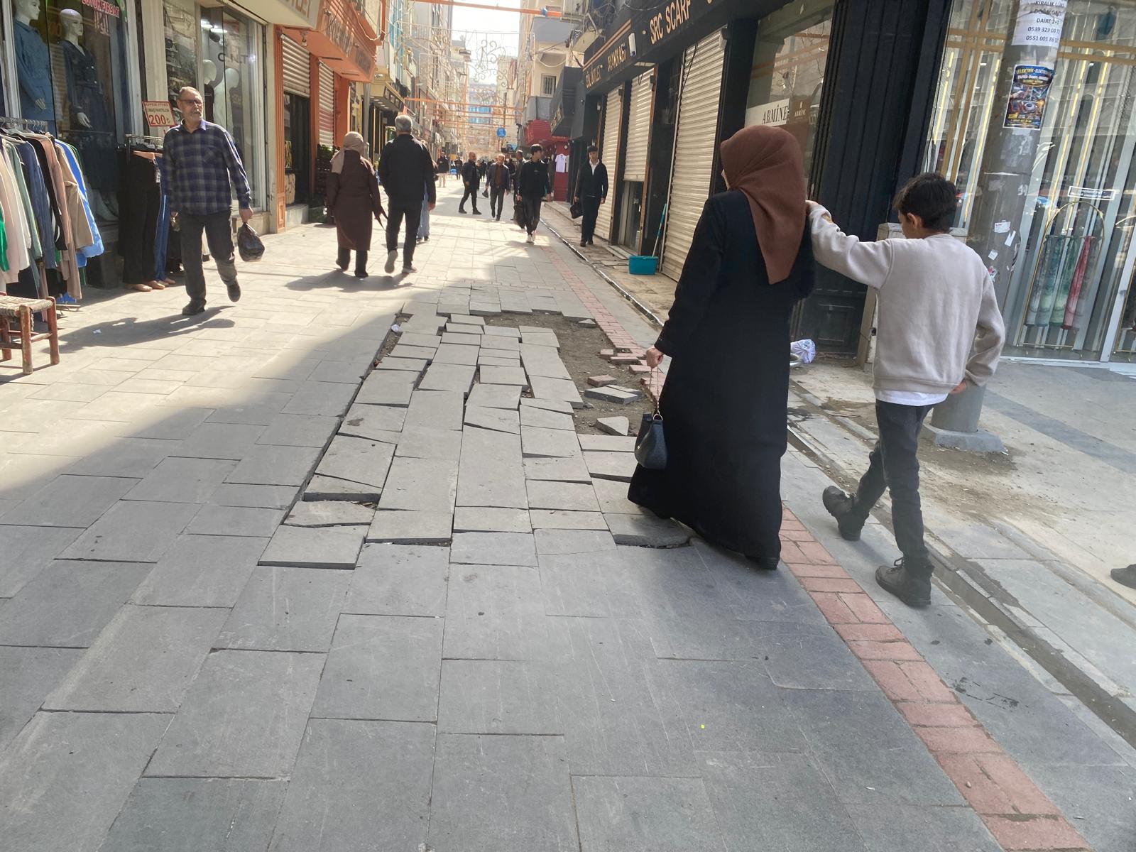 BELEDİYE, BAYRAM ARİFESİNDE DE YOL VE KALDIRIMLARI YENİLİYOR
