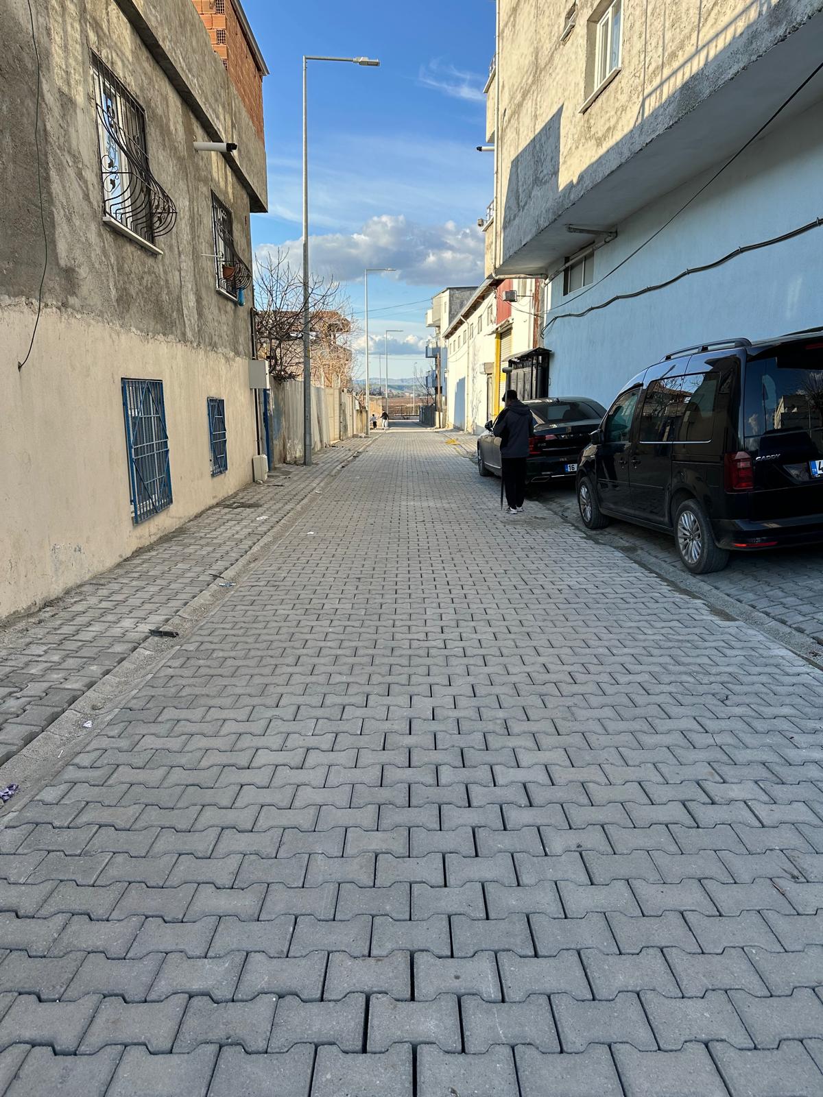 Yol ve Kaldırımlar Yenileniyor