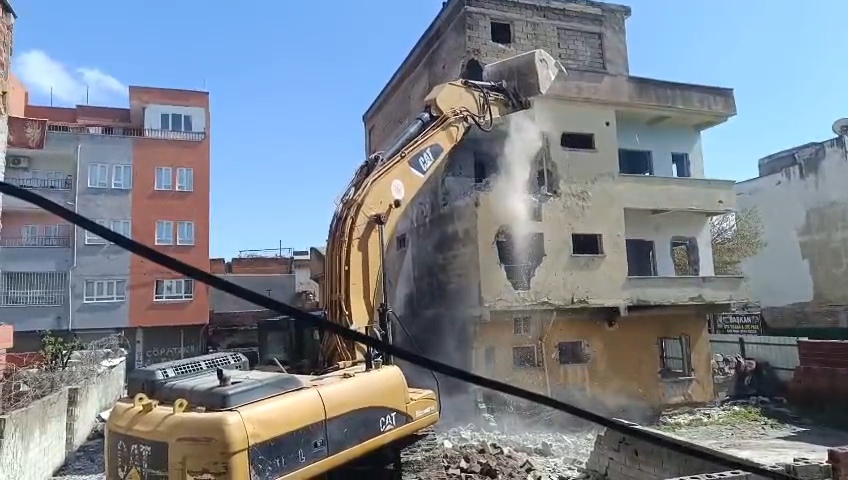 Güvenliği Tehdit Eden Metruk Bina Yıkıldı