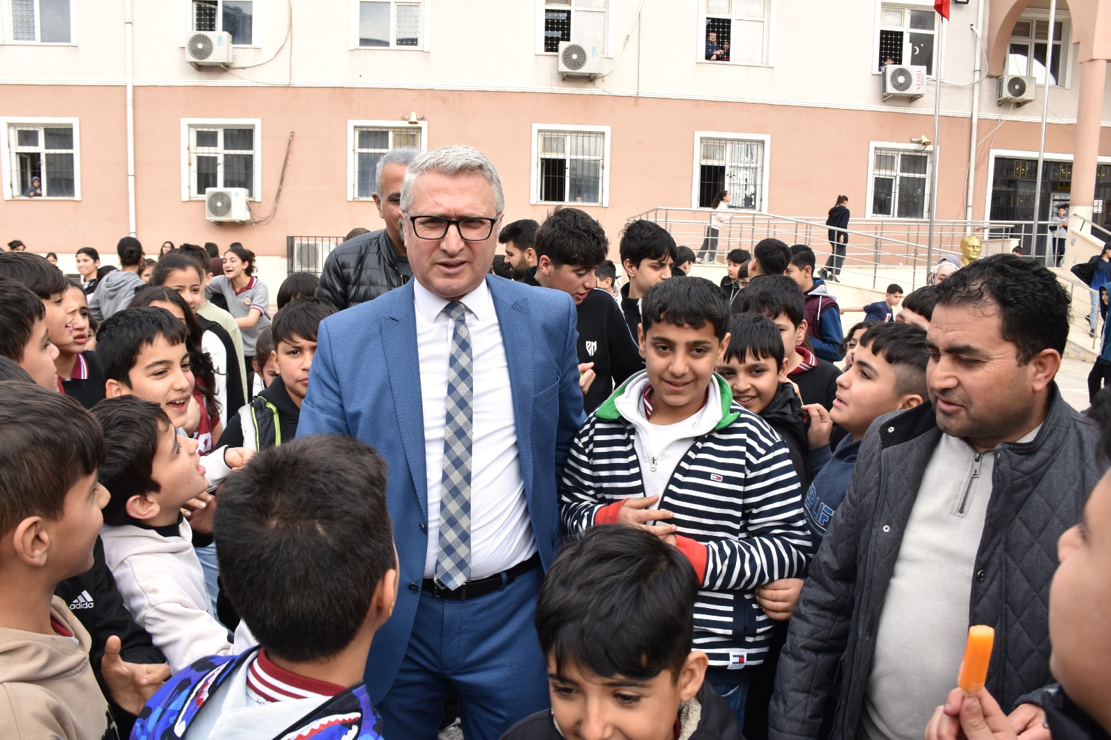 Müdür Ciğer Meydan Ortaokulunu ziyaret etti