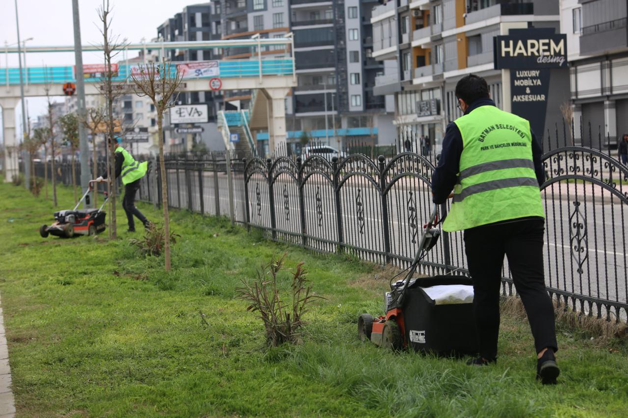 Park ve Yeşil Alanlarda Yoğun Çim Biçme Çalışması