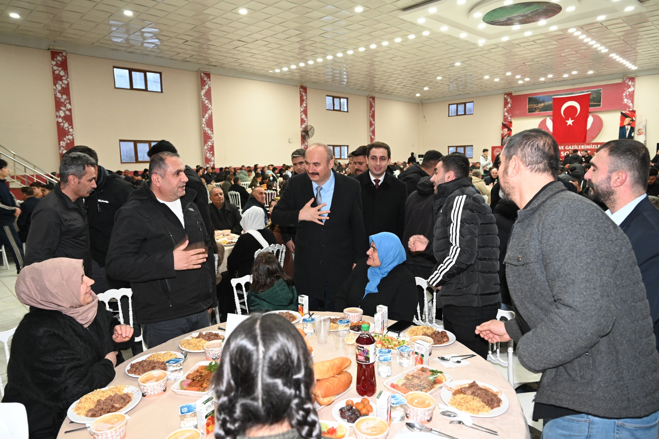 Vali Canalp, Sason’da vatandaşlarla iftar sofrasında bir araya geldi