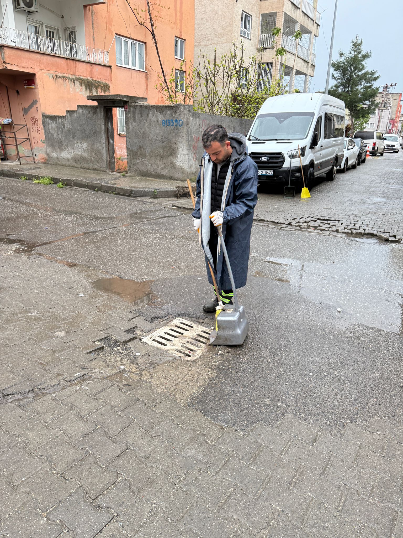 YAĞIŞ BAŞLADI, EKİPLER ANINDA SAHAYA İNDİ