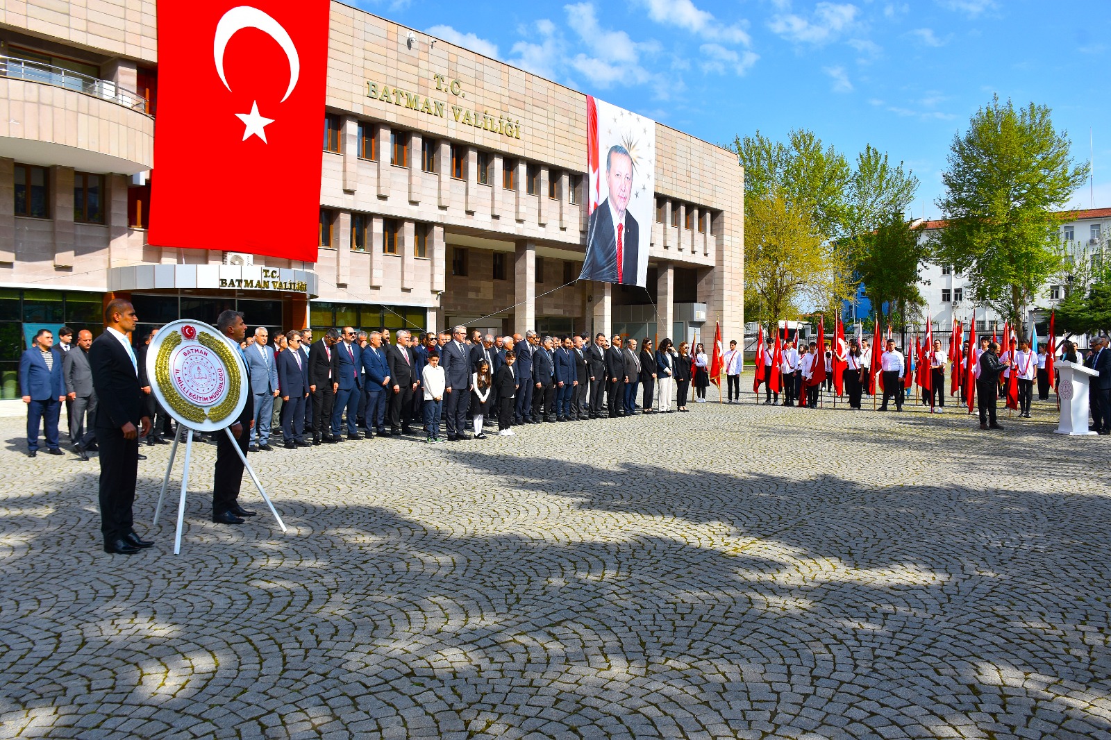 23 Nisan Kutlamaları Çelenk Sunma Töreniyle Başladı