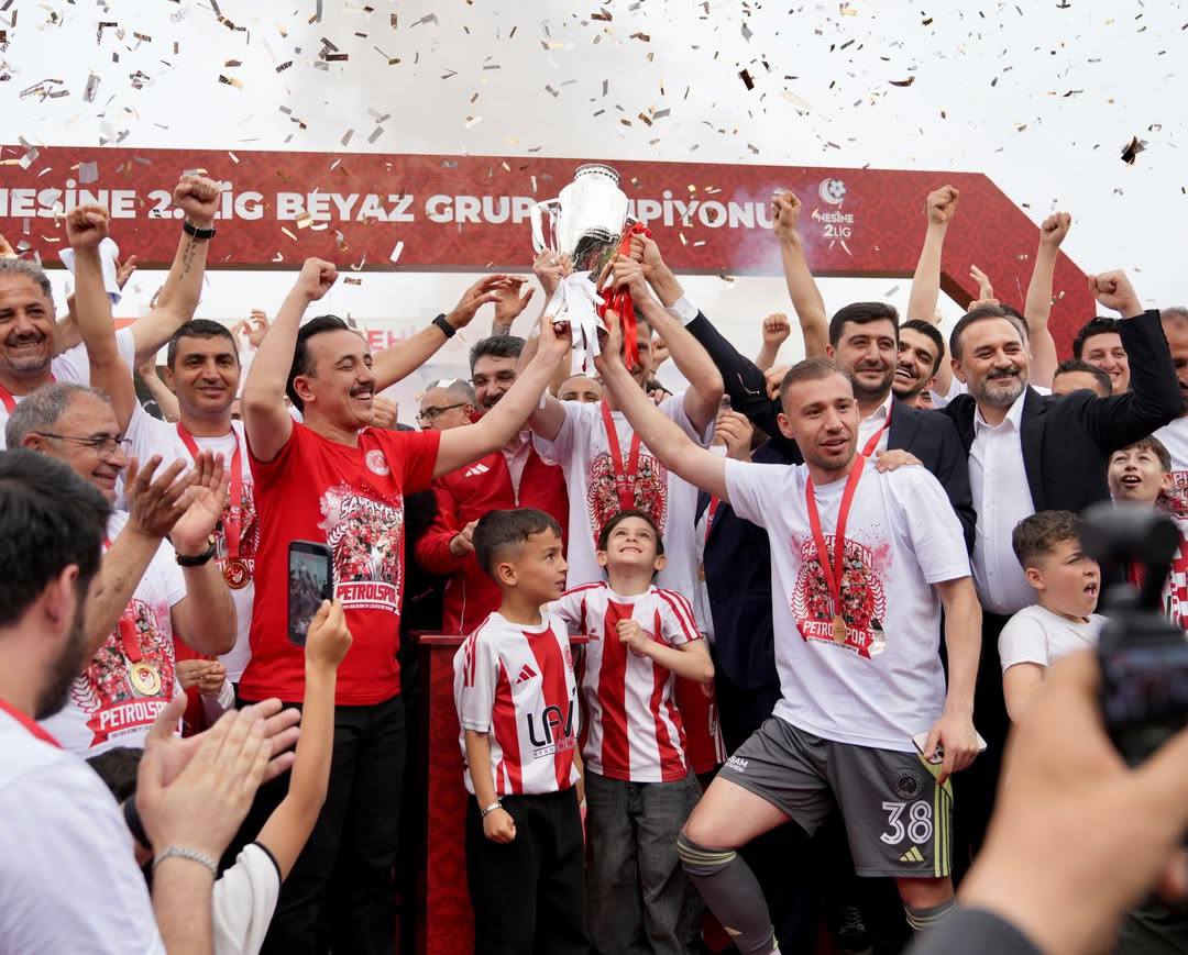 1. LİG’E MERHABA : Batman Petrolspor Şampiyonluk Kupasını coşkuyla kaldırdı