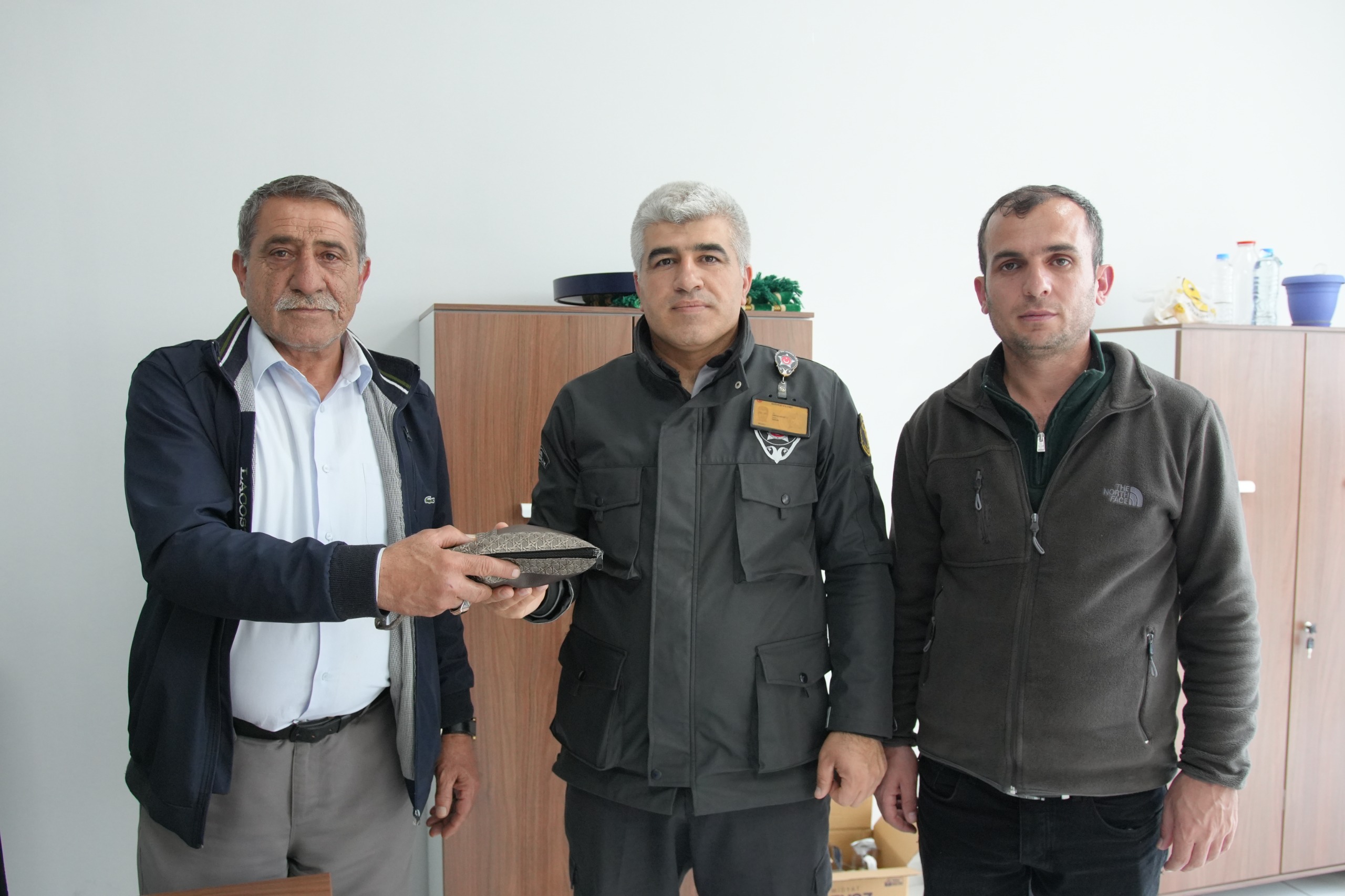 Unutulan Altın Dolu Çanta Sahibine Ulaştırıldı