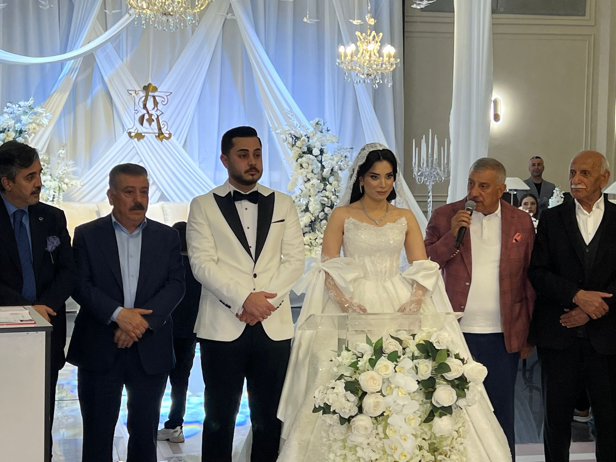 Özdemir ve Sönmezsoy ailesinden görkemli düğün