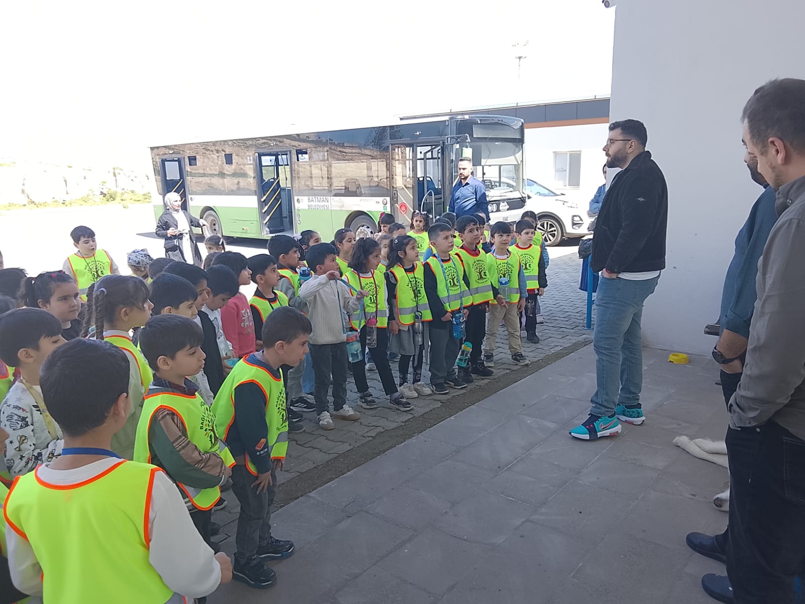 Miniklerin Hayvan Sevgisi Yolculuğu: Öğrenciler Hayvan Bakım Merkezini Ziyaret Etmeye Devam Ediyor