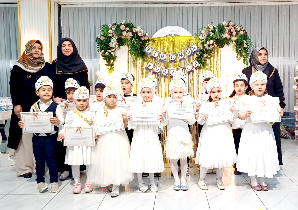 Minik Öğrencilerin Kur’an’a Geçiş Sevinci Törenle Taçlandırıldı