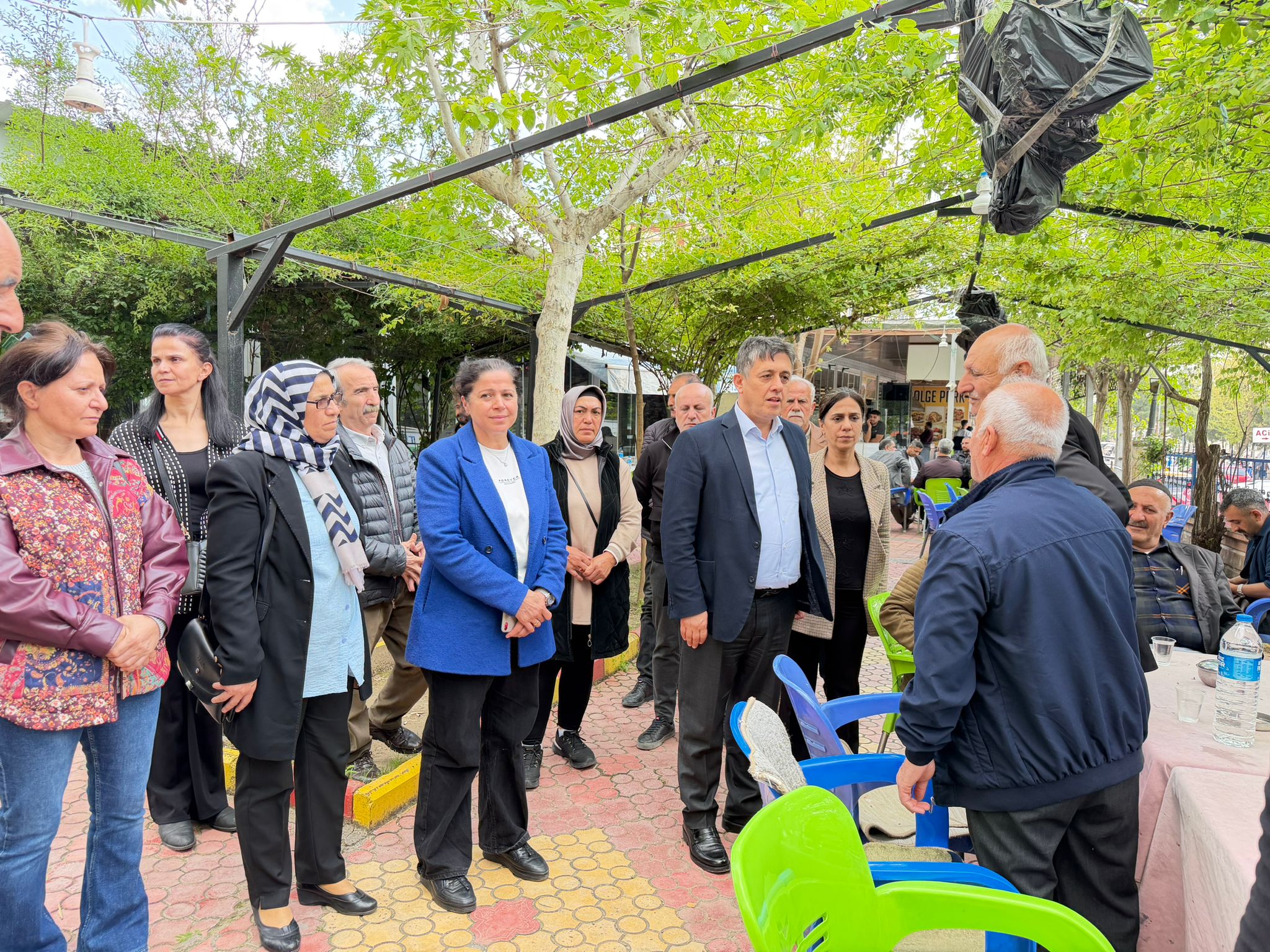 DEM Parti, tedavi gören hastaları ve hasta yakınlarını ziyaret etti