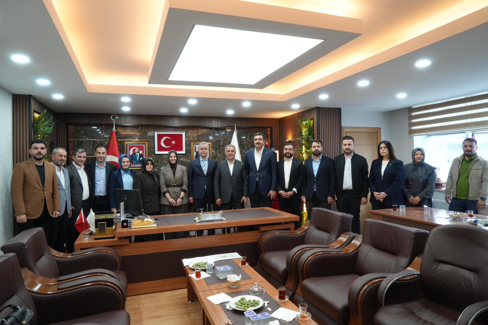 Hasan Basri Yalçın ve Sümeyye Esenyel’den AK Parti Batman İl Başkanlığı’na Ziyaret