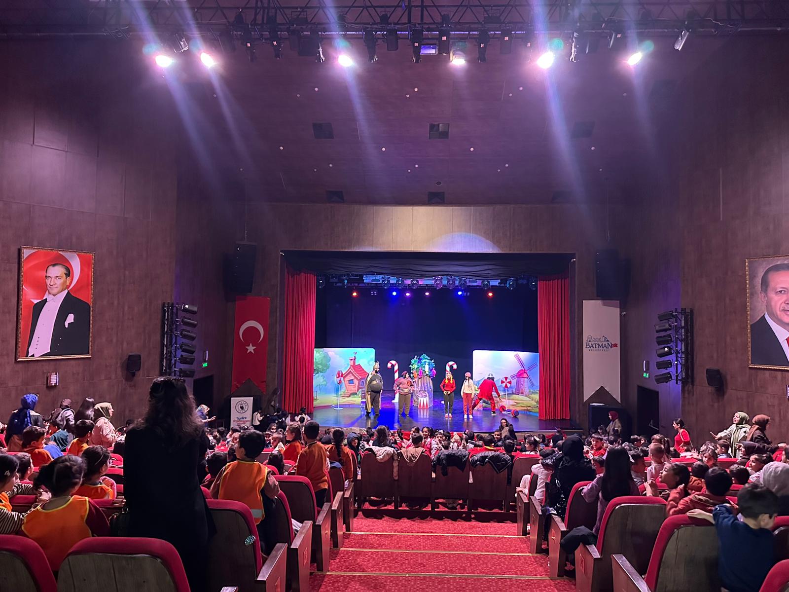 OKULLAR TİYATRO İLE BULUŞUYOR