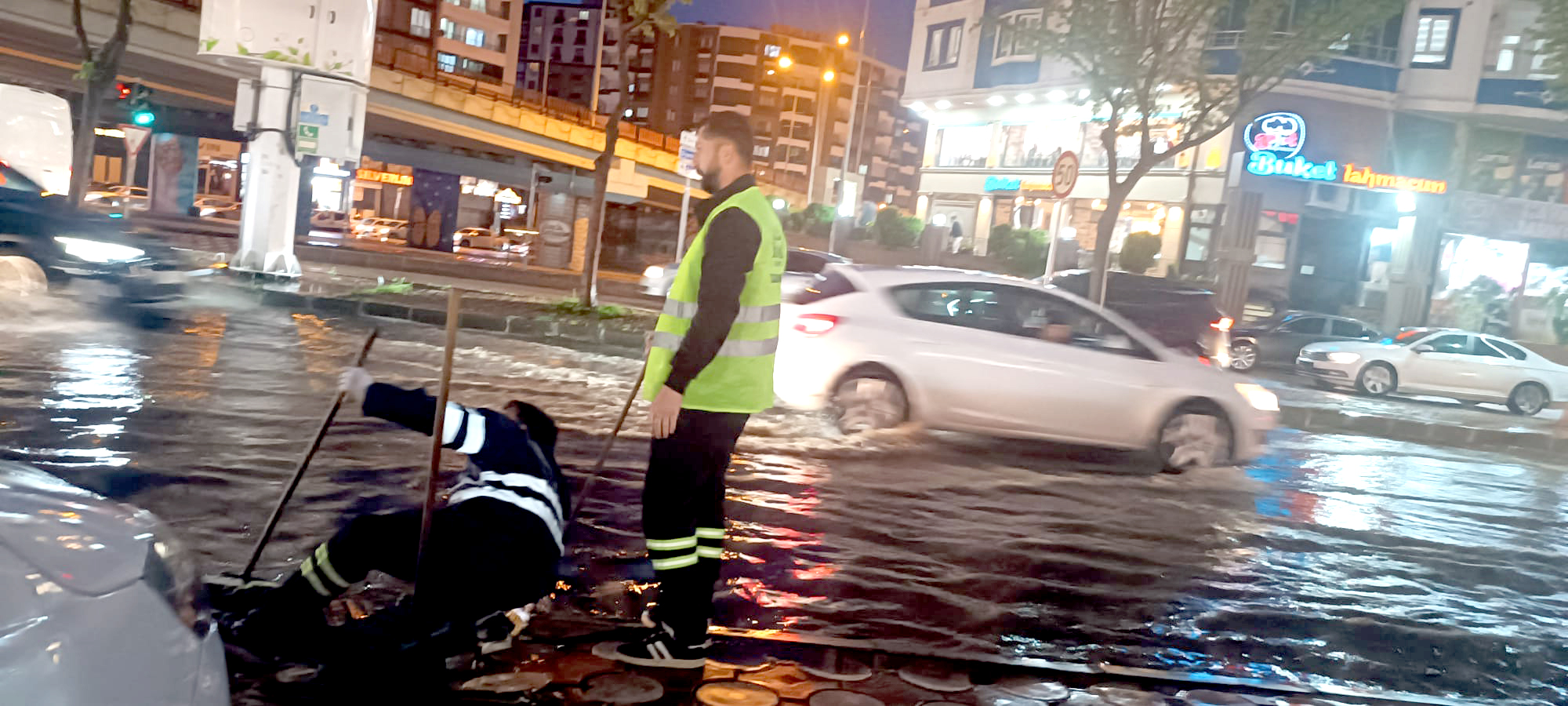 Sağanak yağışta ekipler sahadaydı