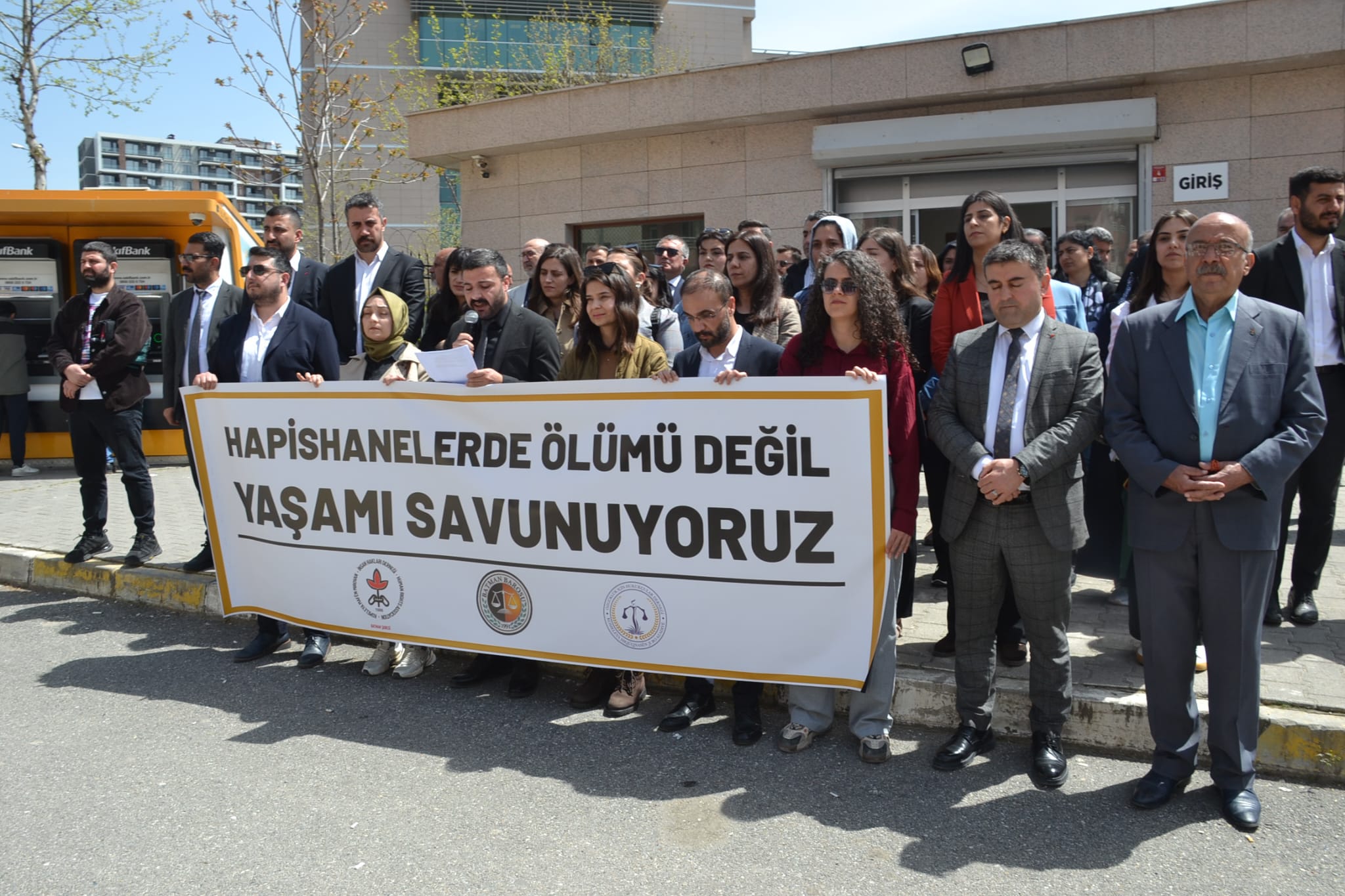 ‘Cezaevlerinde ihlaller ve ölümler artıyor’