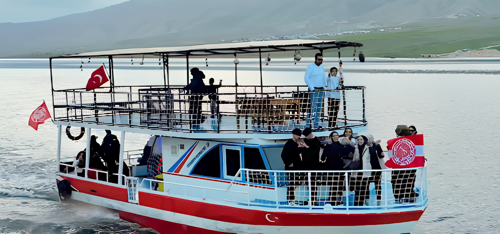 Hasankeyf’te Petrolspor Coşkusu Dicle’ye Taşındı