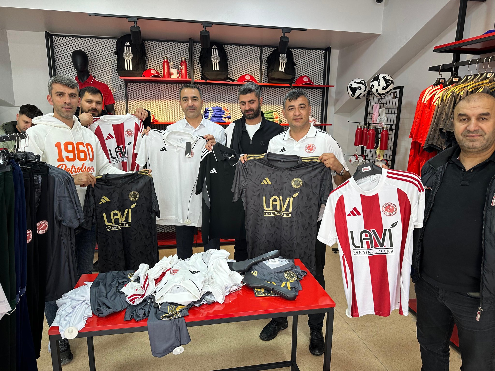 HABİZBİNİLER DERNEĞİ’NDEN ŞAMPİYONLUK YOLUNDAKİ PETROLSPOR’A ANLAMLI DESTEK