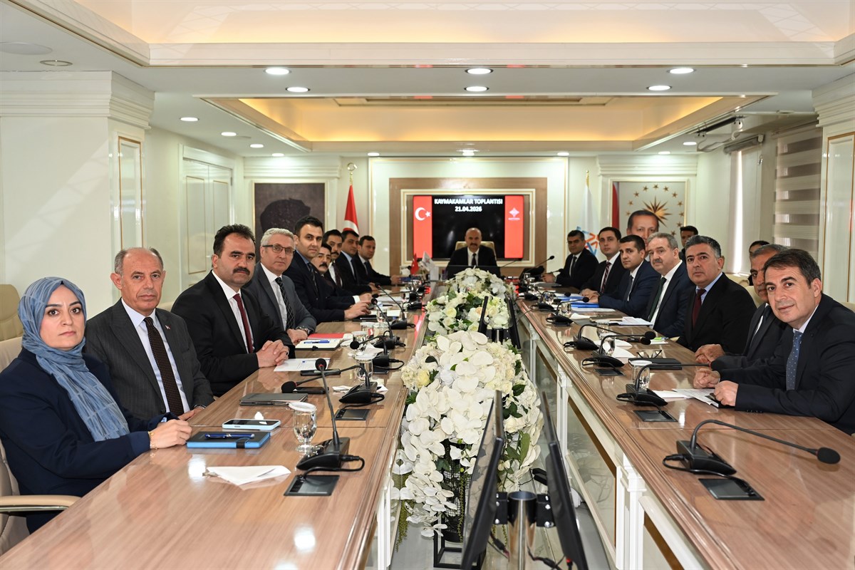 Kaymakamlar Toplantısında Vali’den Talimat ‘YATIRIMLARI SAHADA ETKİN TAKİP EDİN’