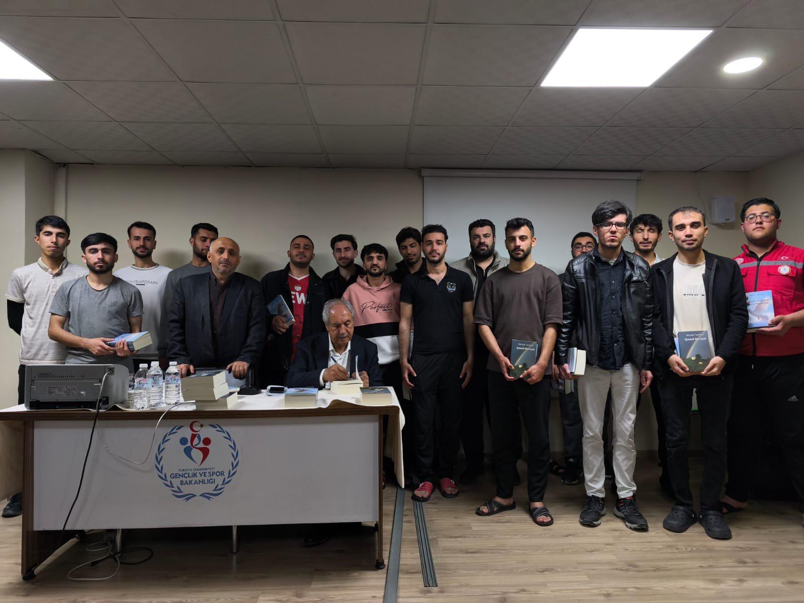 Yazar Kemal Tarhan öğrencilerle buluştu