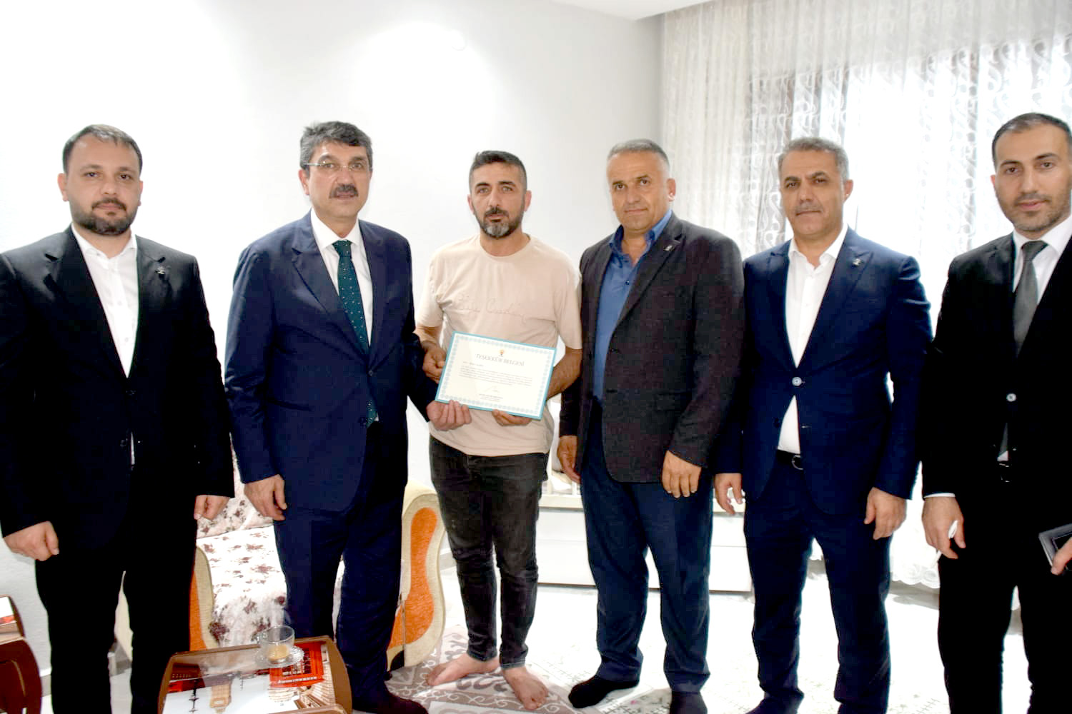 Nasıroğlu, AK Parti Üyelerine ve Muhtarlara Teşekkür Belgelerini Takdim Etti