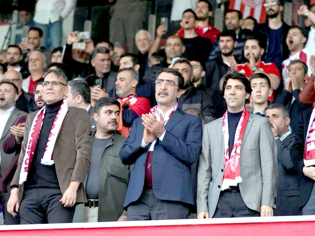 Bakan Yardımcısı Kaya ve Muzaffer Nasıroğlu tribünde Petrolspor’a destek verdiler