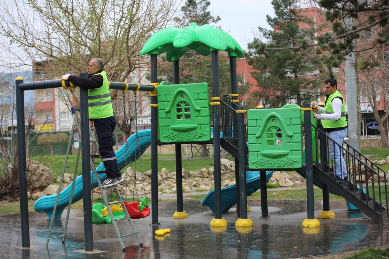 Parklar Baştan Sona Yenileniyor