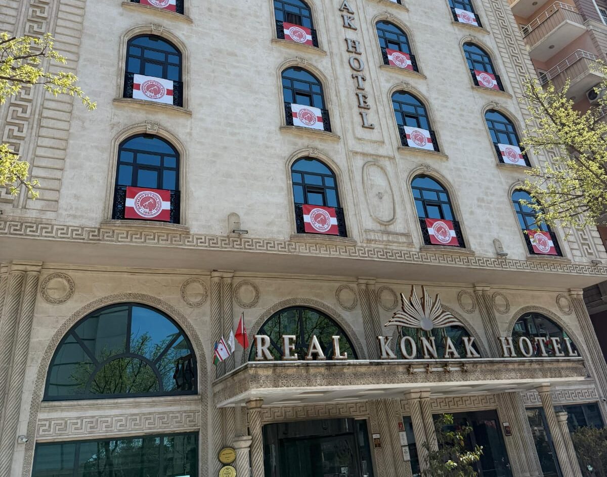 Real Konak Hotel’den Şampiyona Bayraklı Destek