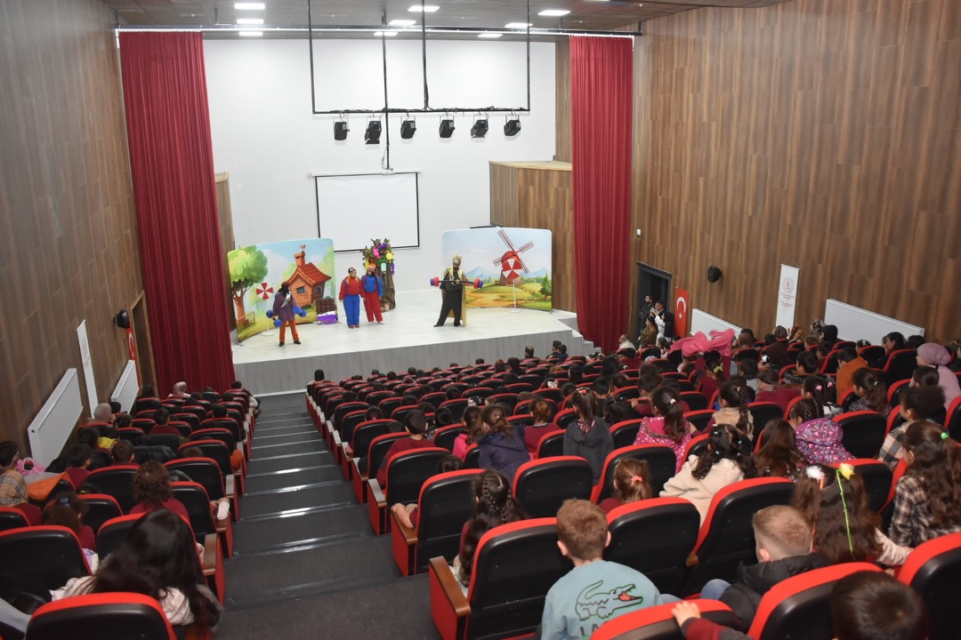 Sason’da Miniklere Tiyatro Şöleni
