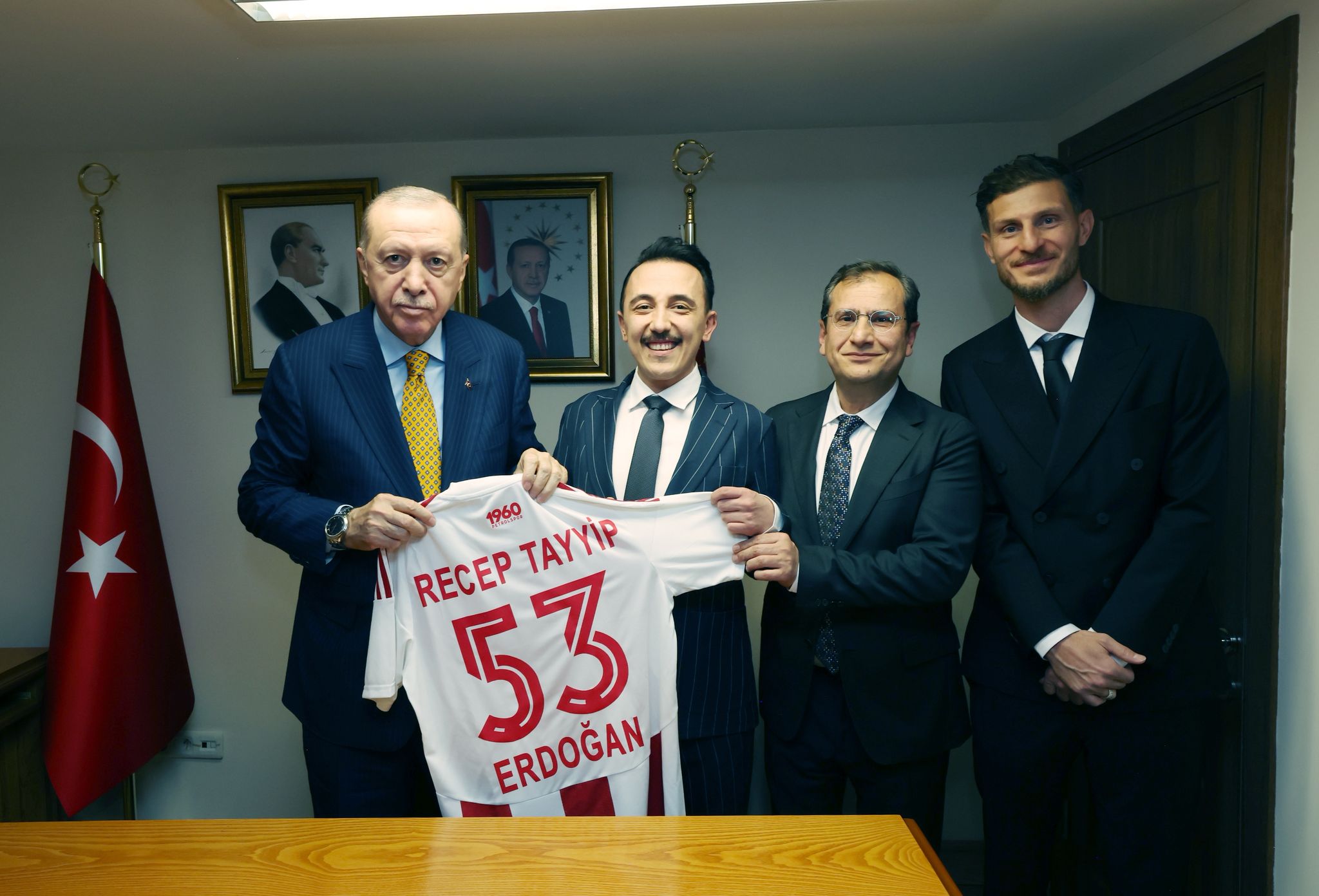 Cumhurbaşkanı Erdoğan’a Petrolspor forması takdim edildi