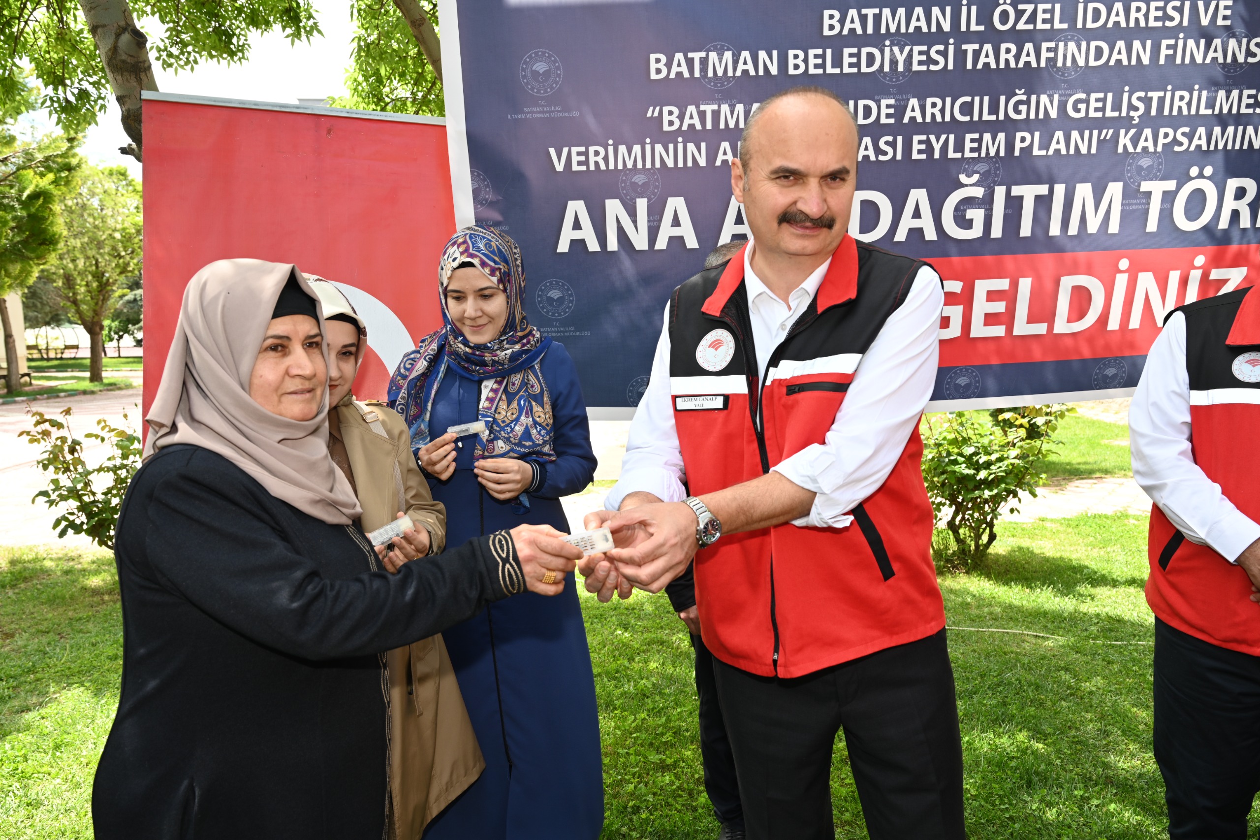 Üreticilere 5 Bin 700 ana arı dağıtıldı