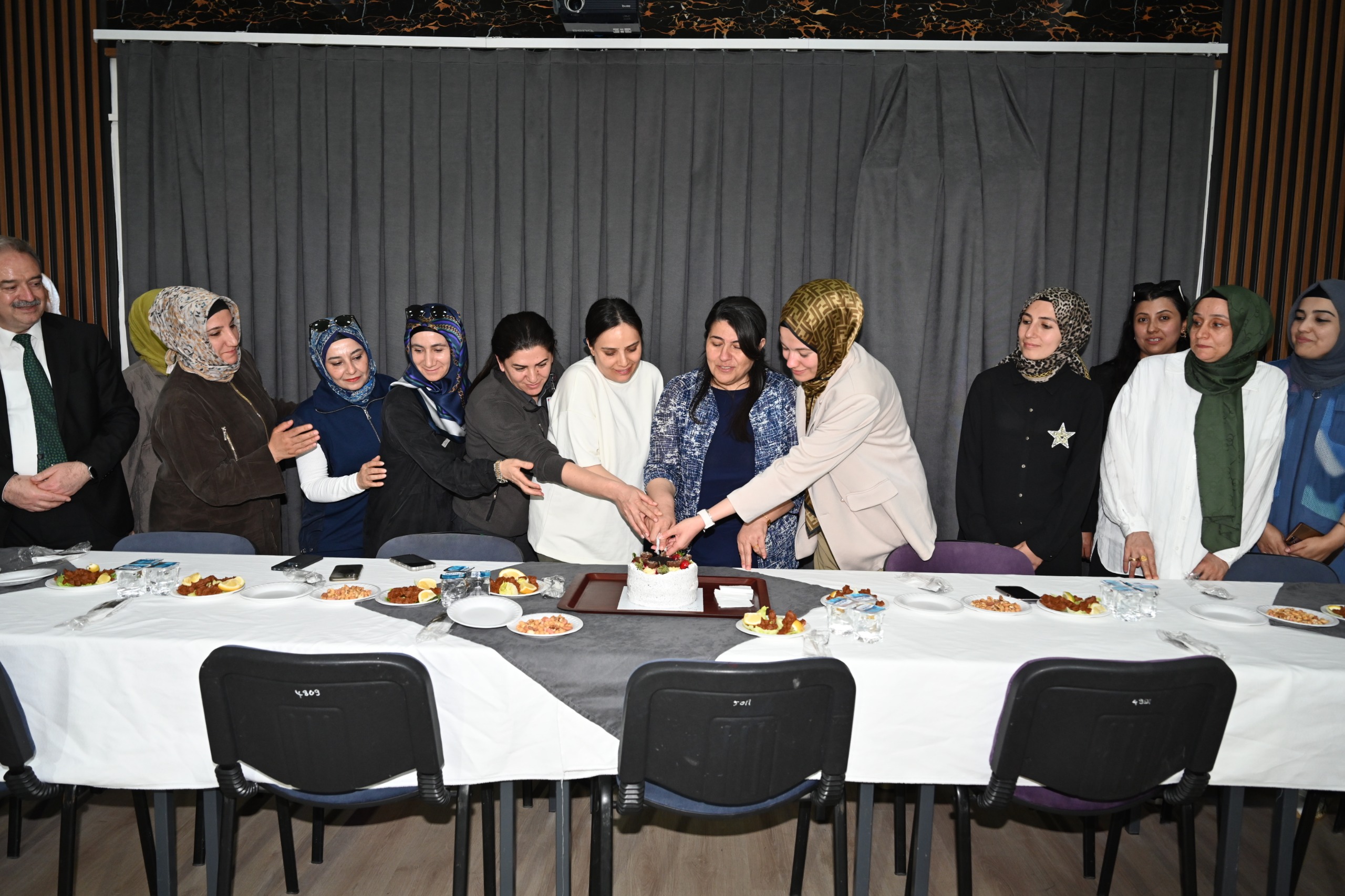Çocuk Evleri Personeline Anneler Günü Sürprizi