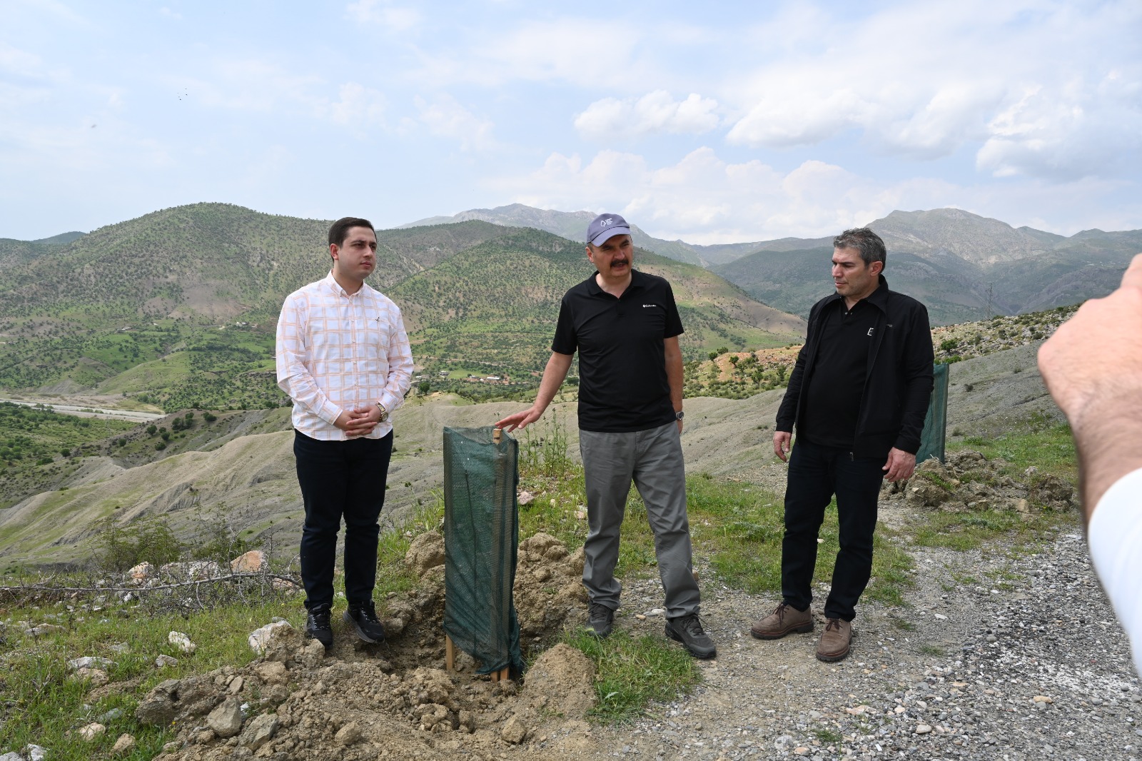 Köy Yolları Meyve Ağaçlarıyla Yeşeriyor