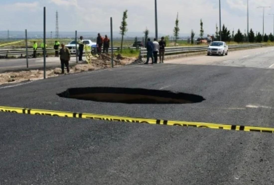 Olacak iş değil; Koskocaman çevre yolu 25 gündür trafiğe kapalı..!