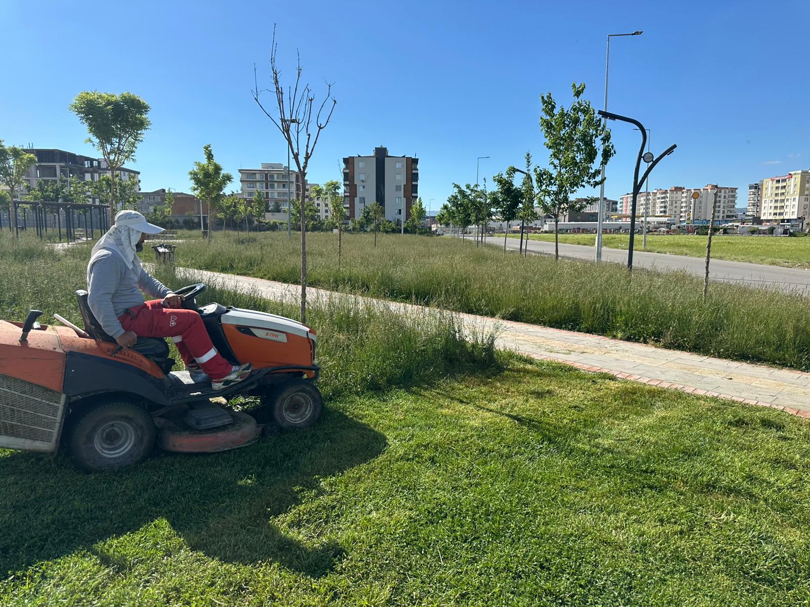 Çim biçme çalışmalarıyla parklar güzelleşiyor