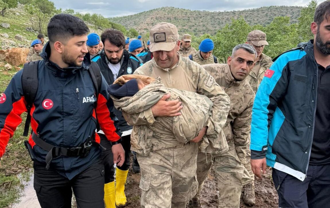Jandarma’dan Zamanla Yarış; Kayıp Minik Melike Sağ Bulundu.