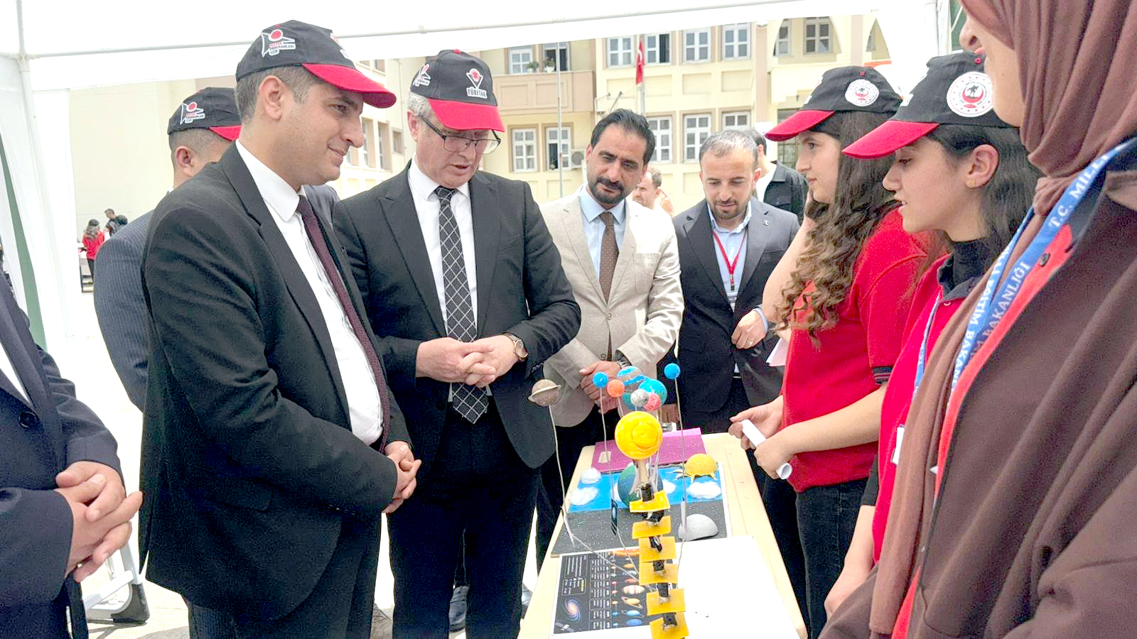 Kozluk’ta TÜBİTAK 4006 Bilim Fuarı Açıldı