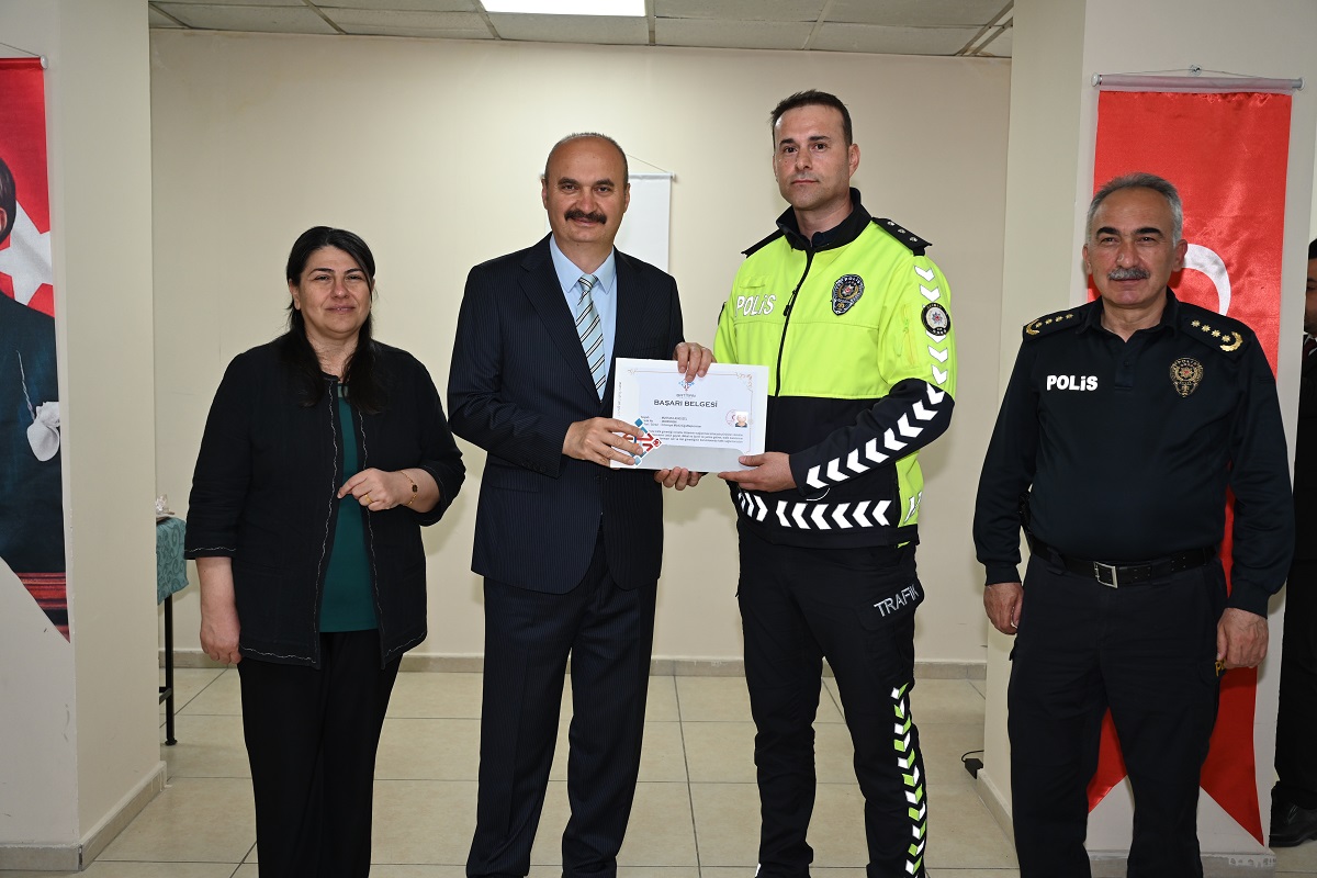 Trafik Polislerine Başarı Belgesi