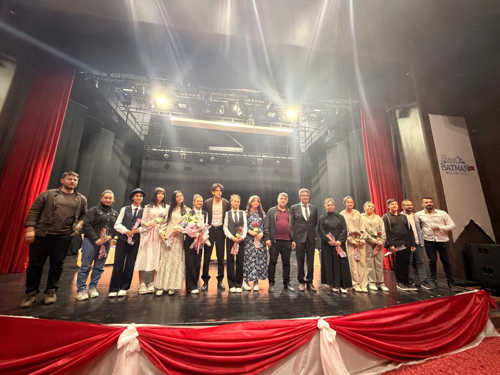 Hasankeyfli Öğrenciler “Vanya Dayı” Oyunuyla Sahnede Büyüledi