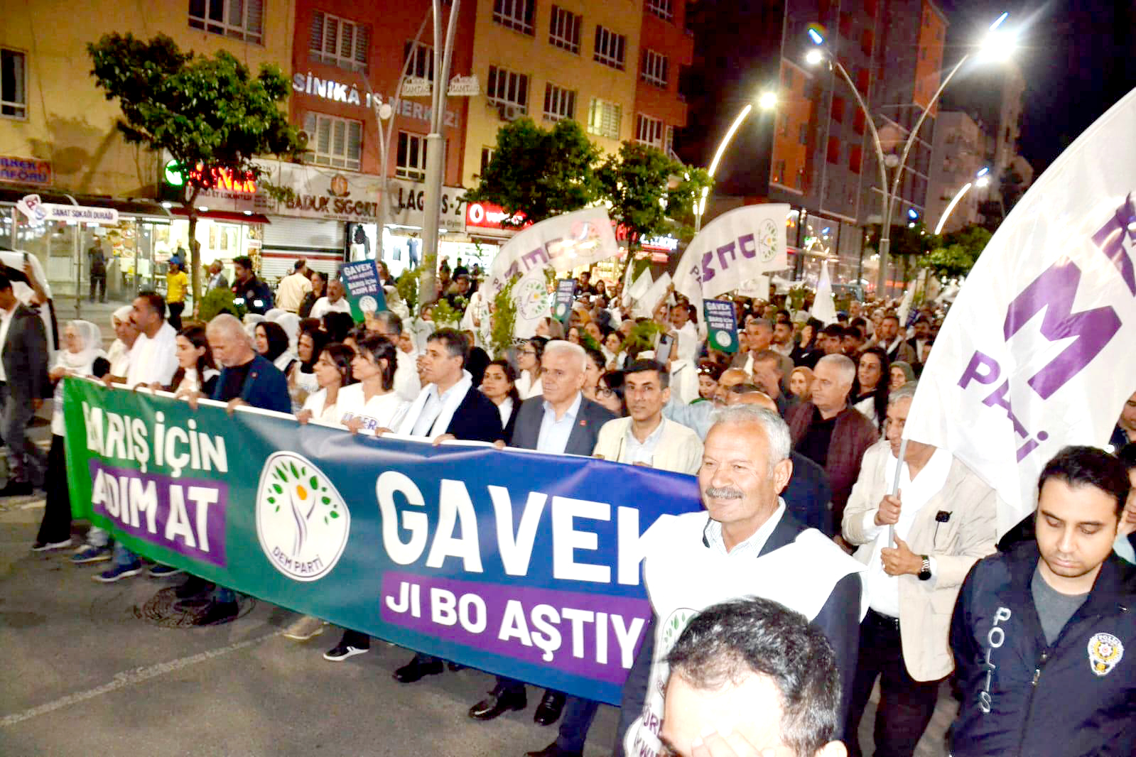 DEM Parti’den “Barış İçin Adım At” Yürüyüşü