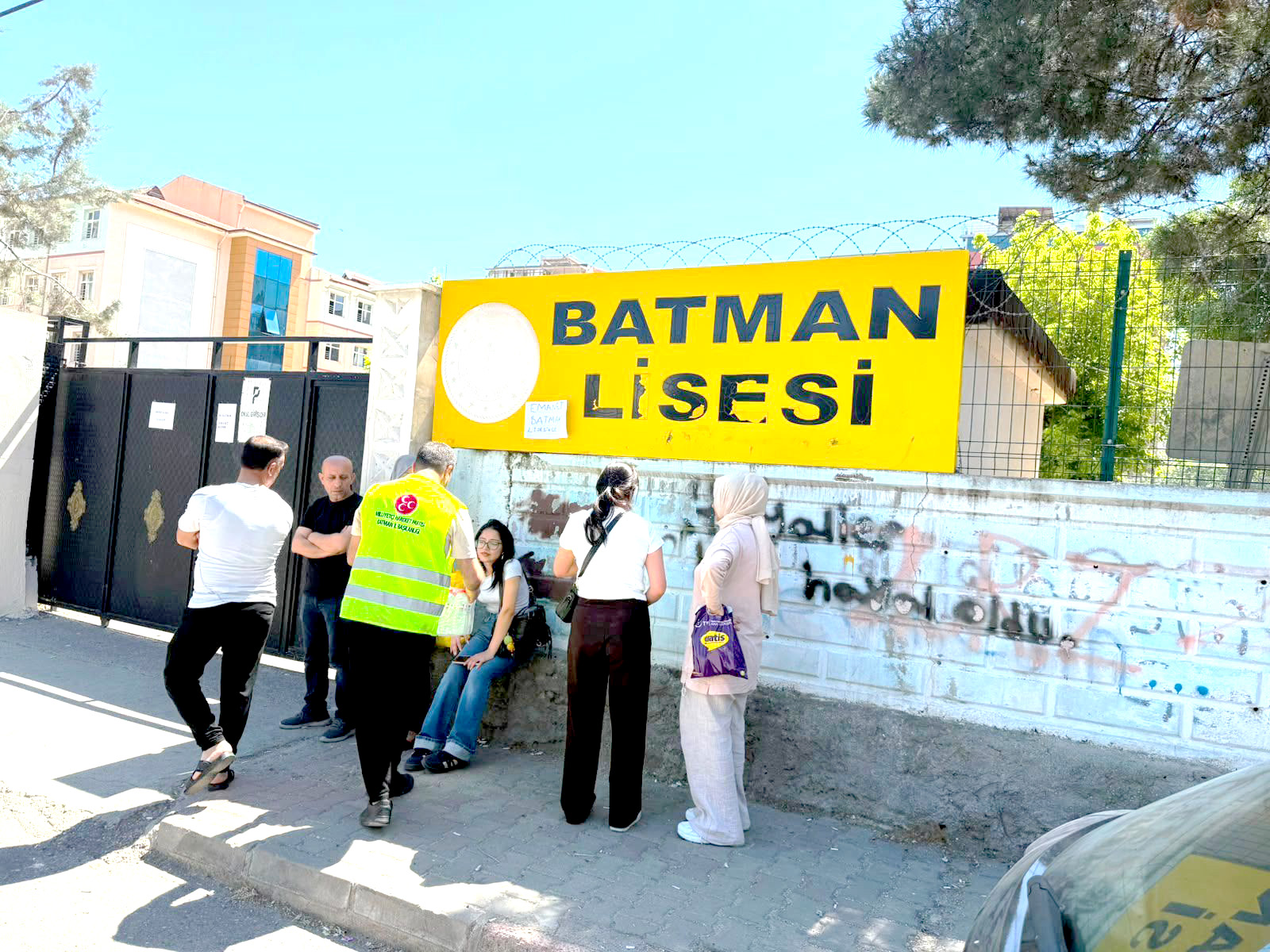 MHP’den YKS Velilerine Su İkramı