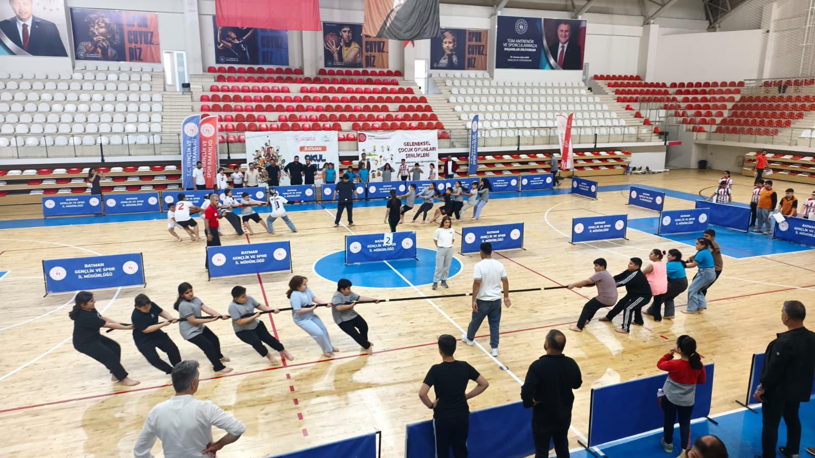 50 OKULDAN 1600 SPORCUYLA MUHTEŞEM ORGANİZASYON