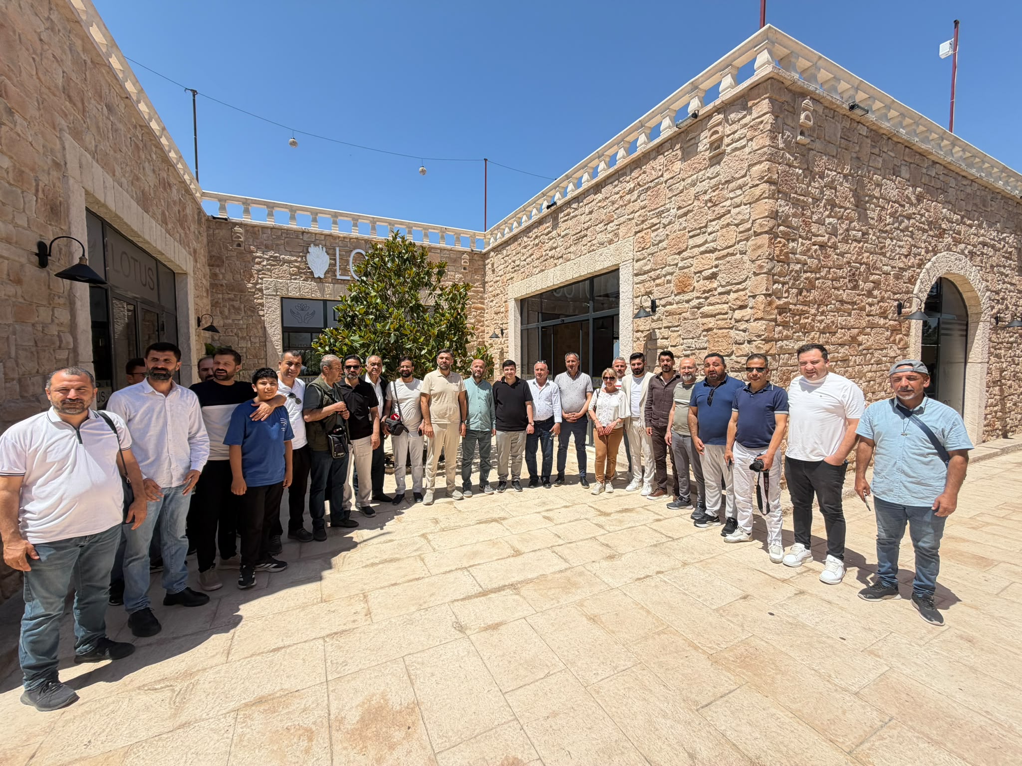 LOTUS CAFE KAPILARINI BATMANLILARA AÇTI