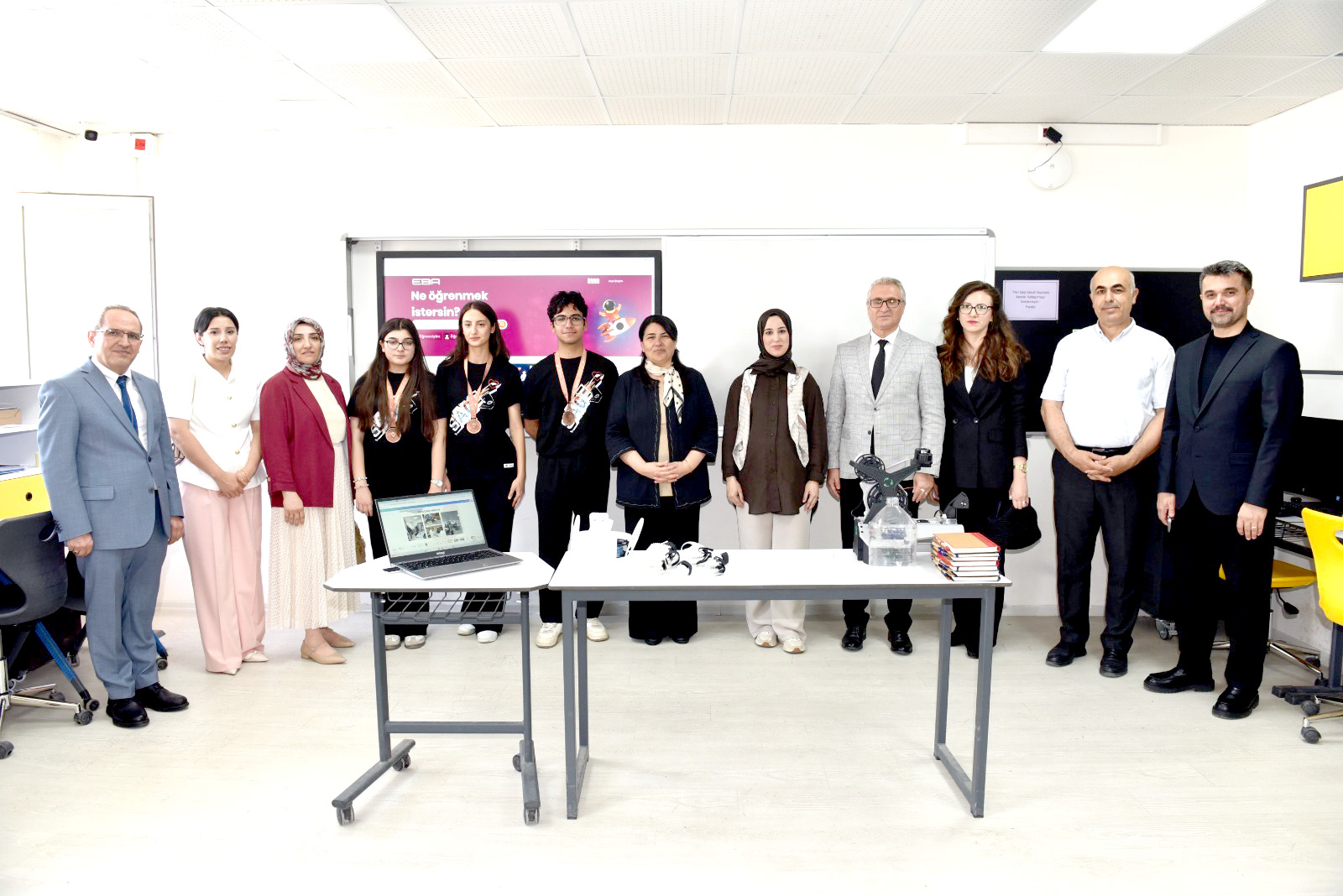 Dr. Ayten Canalp, TÜBİTAK Türkiye Üçüncüsü Öğrencileri Tebrik Etti