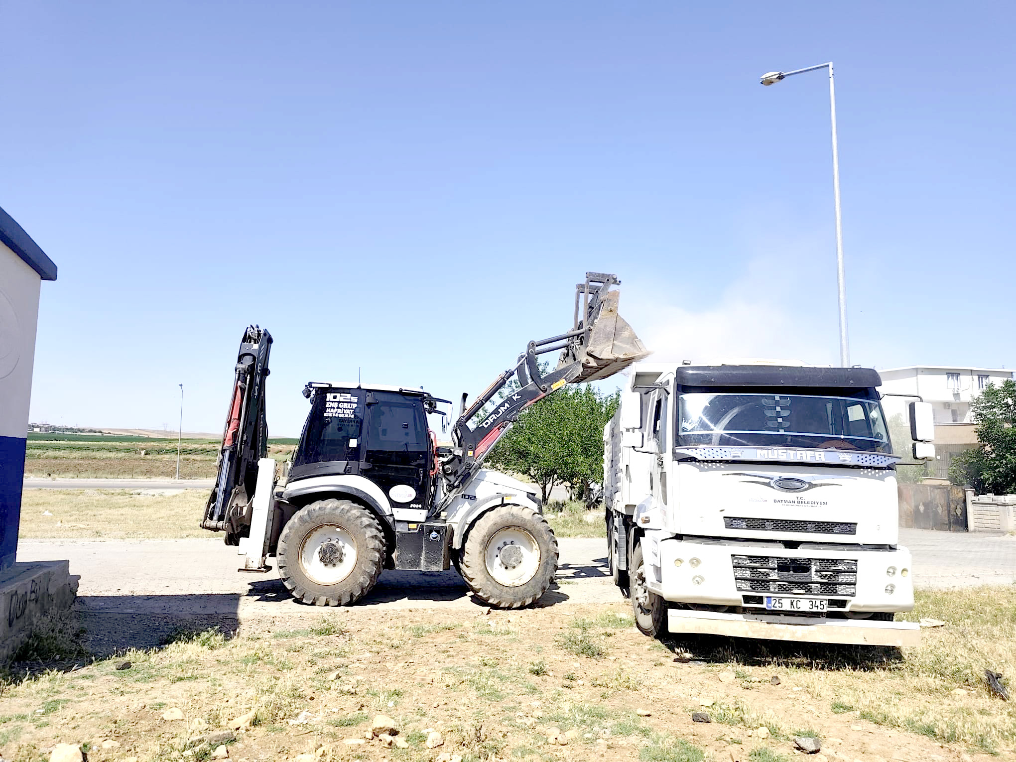 Güneykent’te Moloz ve Atıklar Temizleniyor