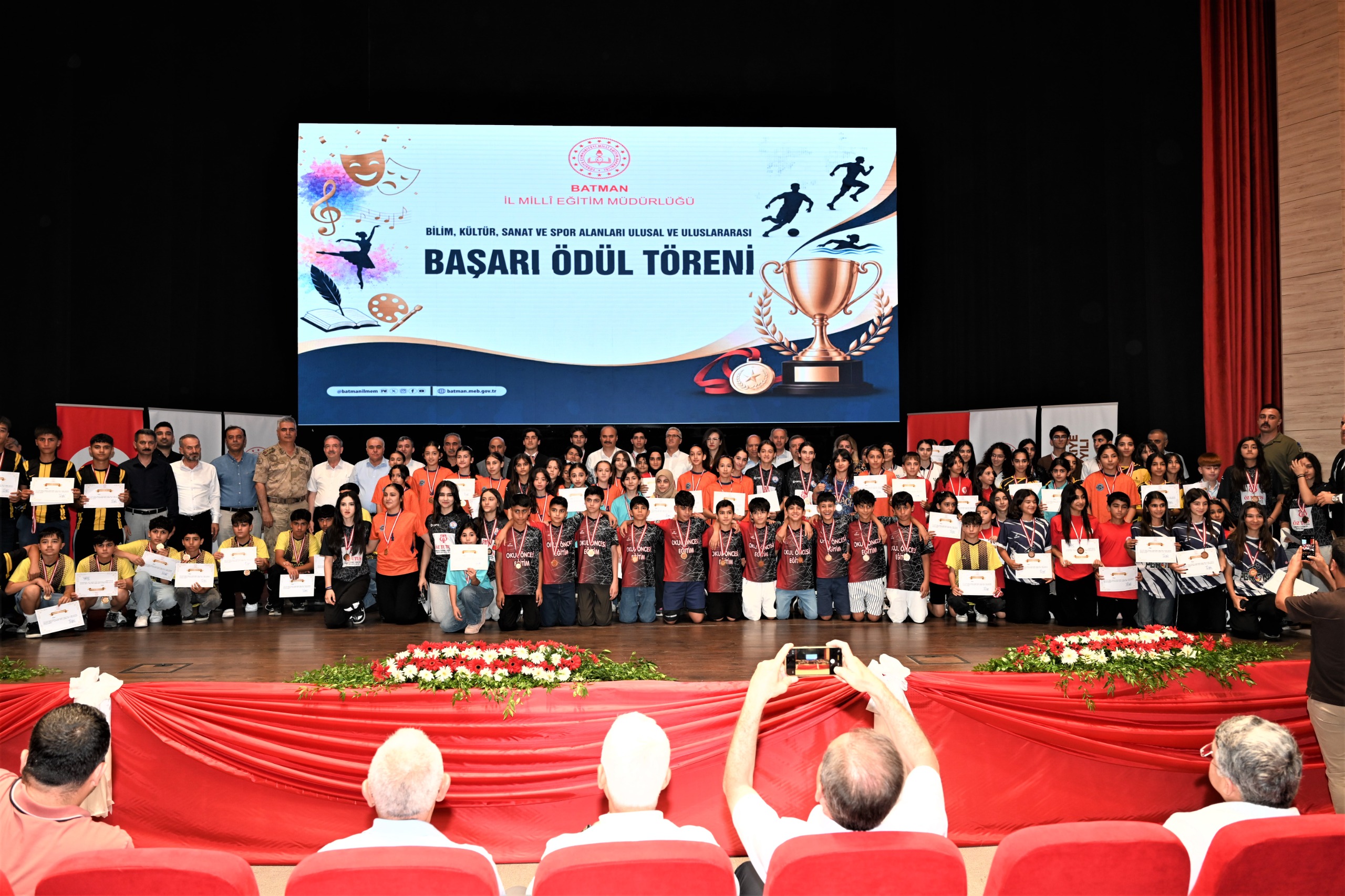 220 başarılı öğrenci ödüllendirildi