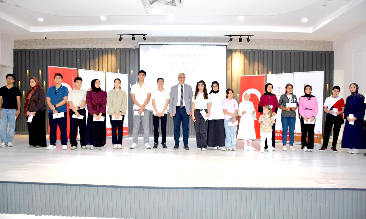 Din, Ahlak ve Değer Yarışmalarında Başarılı Öğrenciler Ödüllendirildi