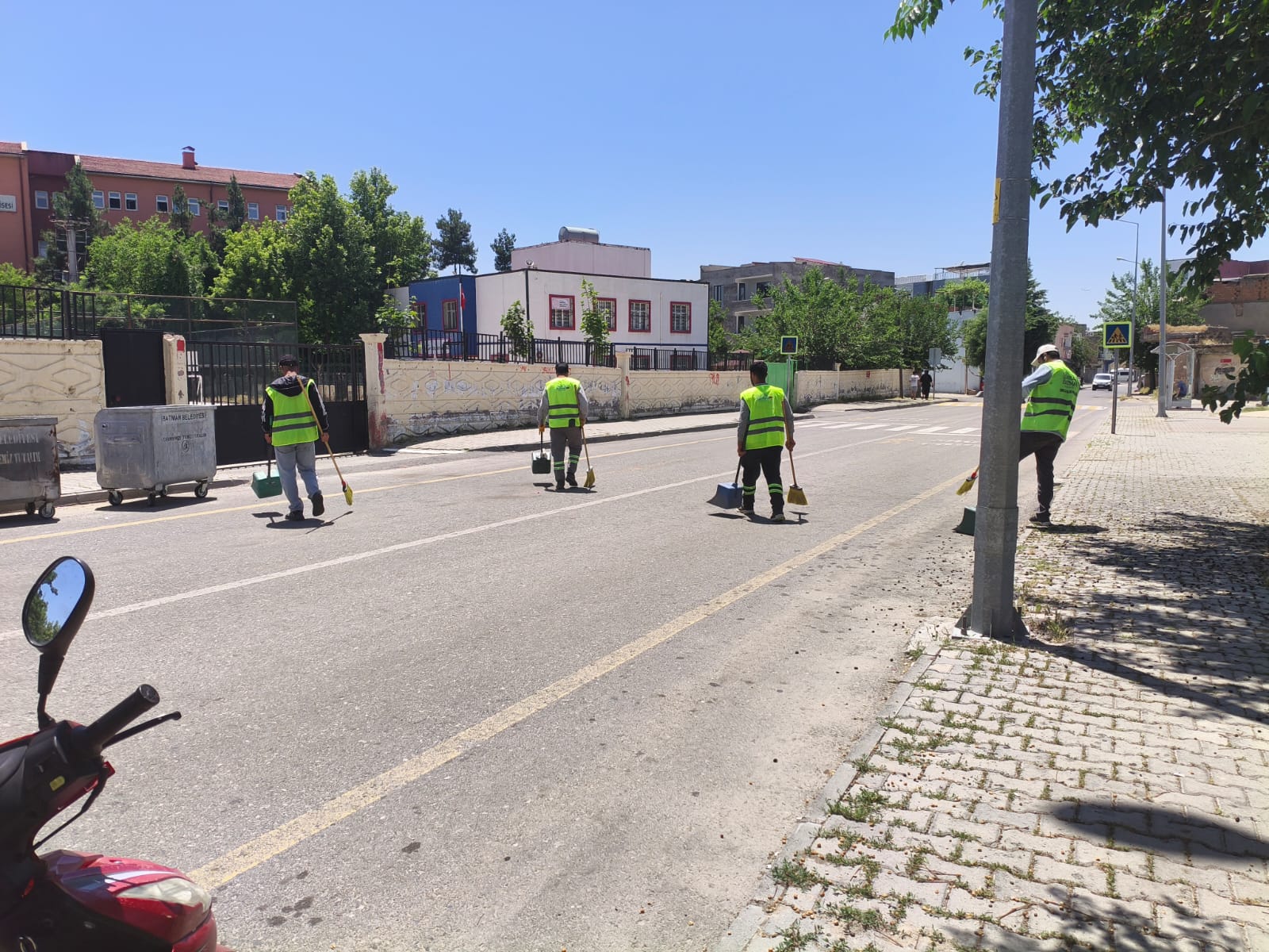 Mahallelerde Temizlik Mesaisi Sürüyor