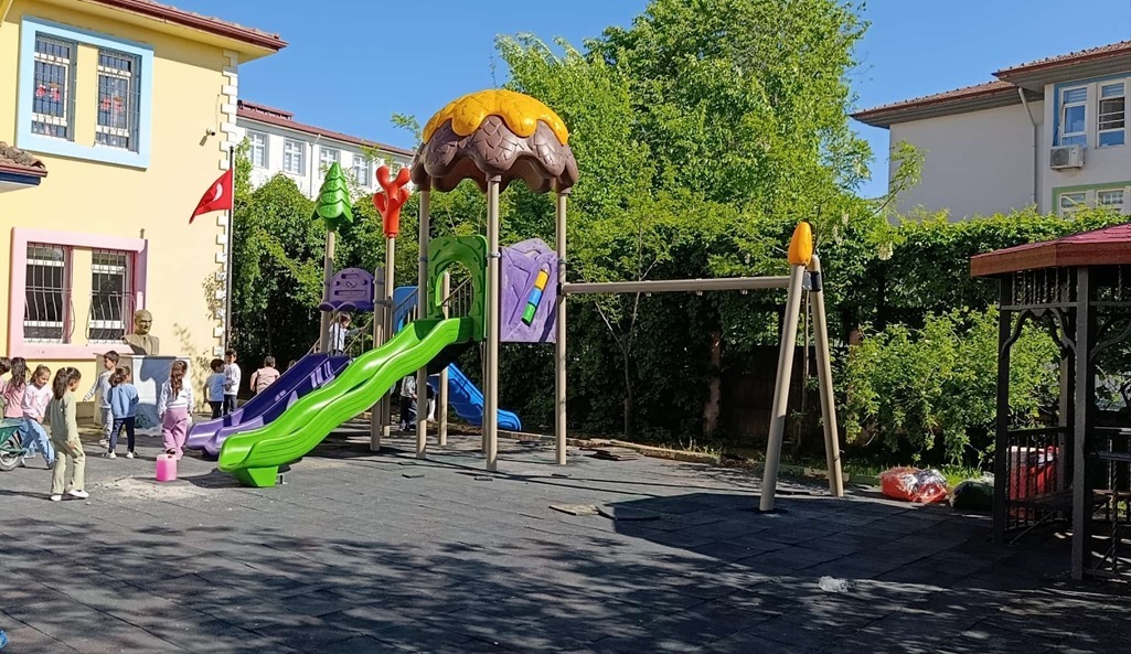 Okul Bahçelerine Yeni Oyun Alanları