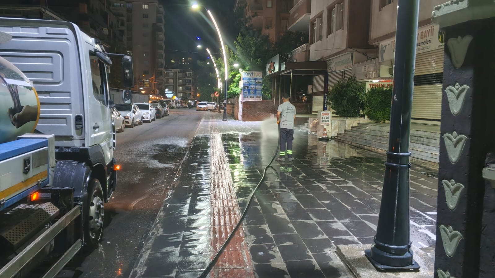 SOKAKLAR KÖPÜKLÜ SU İLE YIKANDI
